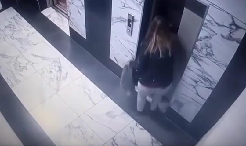 Majka vadi dete iz lifta