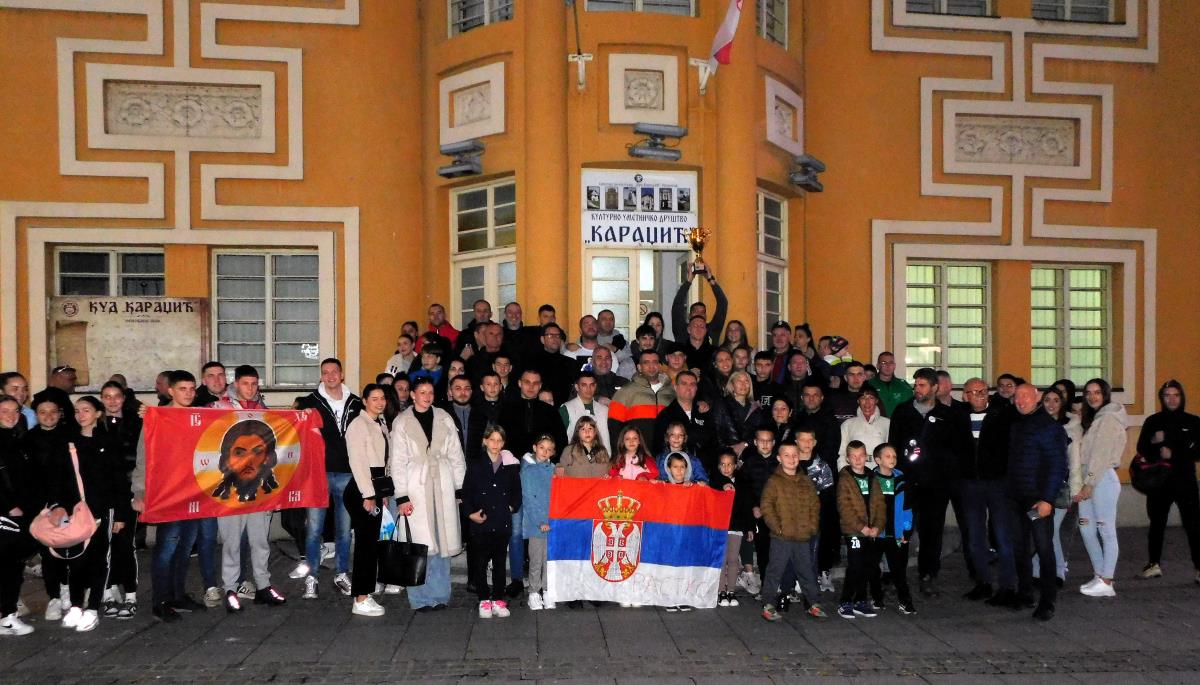 LOZNICA - Šampion sa delom navijača.JPG