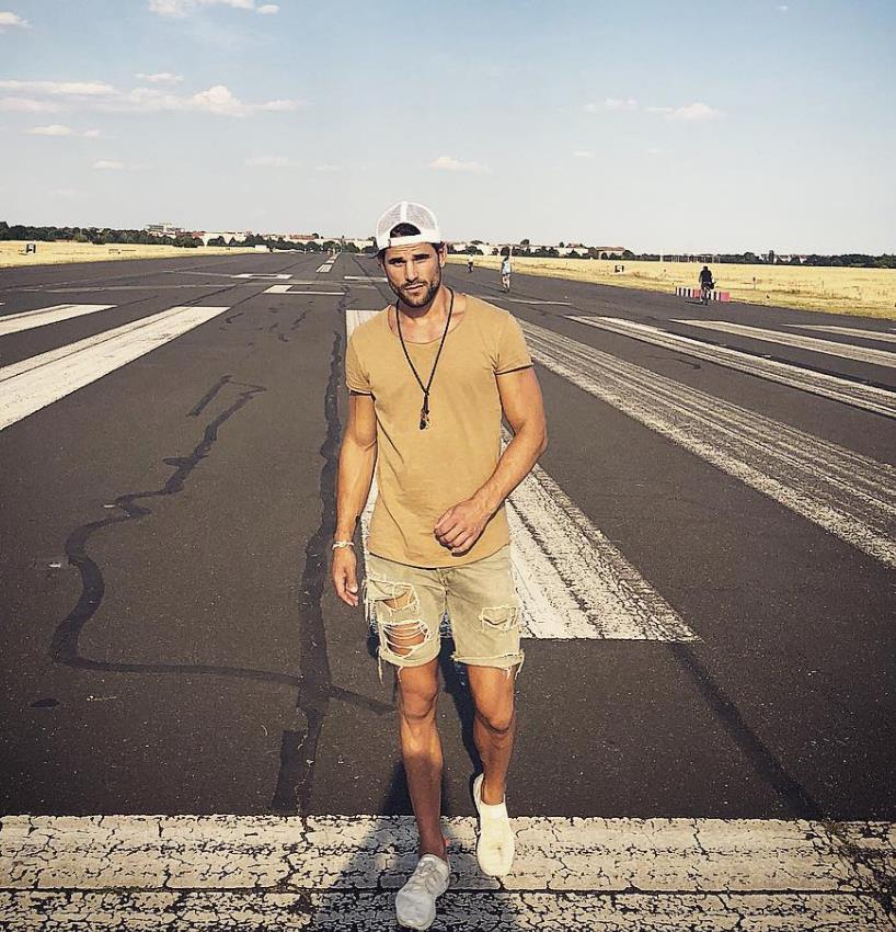 Iv-Len Unser se takmiči za Mister Univerzuma kao Srbin (6).png