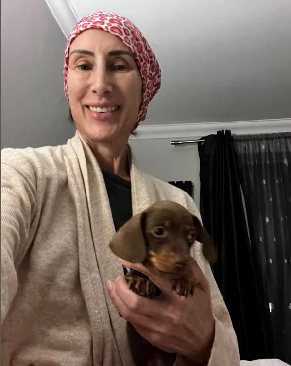 Laura Pirs sa psom u naručju.jpg