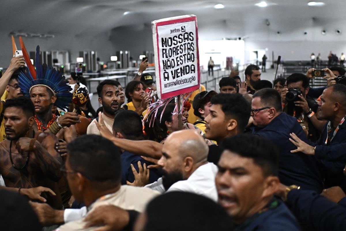 Brazil05 EPA Andre Borges.jpg