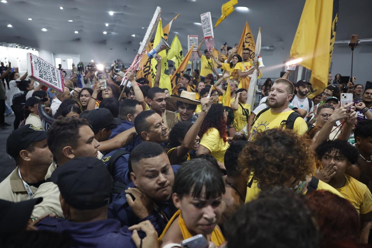 Brazil03 EPA Andre Coelho.jpg