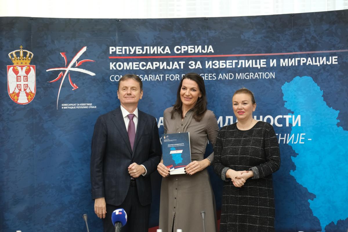 Darko Glišić i komesarka za izbeglice i migracije Nataša Stanisavljević uručili su predstavnicima jedinica lokalne samouprave  ugovore