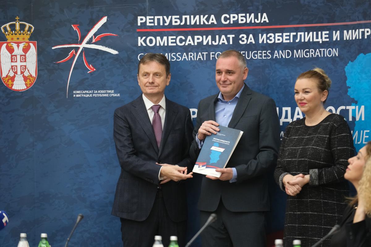 Darko Glišić i komesarka za izbeglice i migracije Nataša Stanisavljević uručili su predstavnicima jedinica lokalne samouprave  ugovore