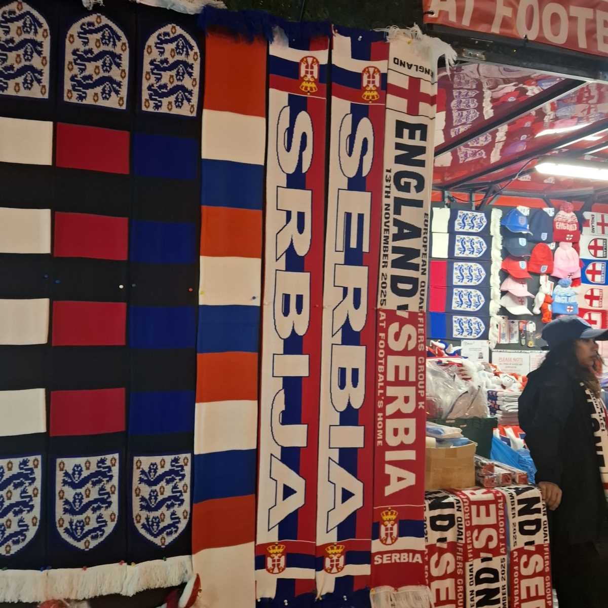 Engleska, Srbija, navijači, šalovi