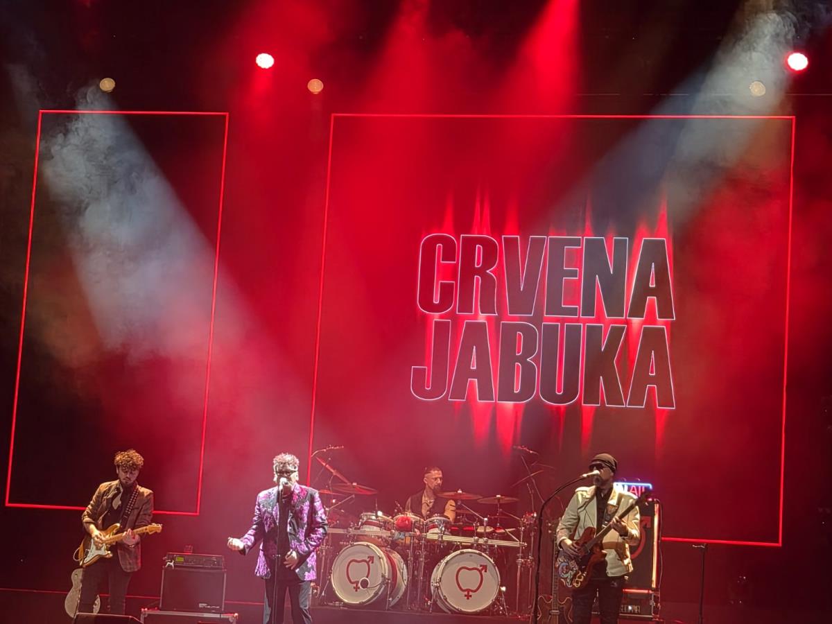 crvena jabuka (4).jpg