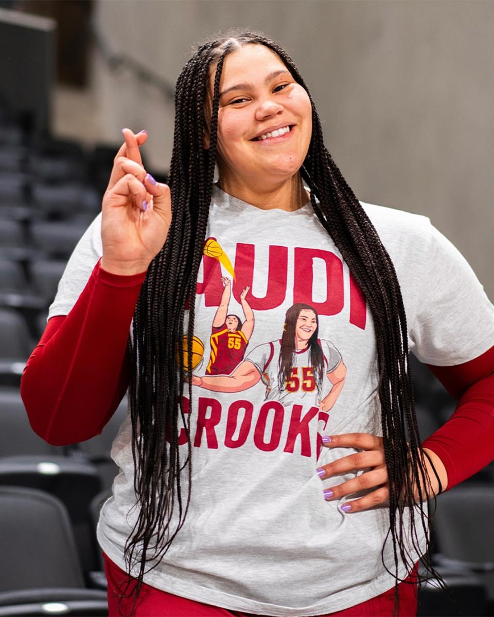 Odi Kruks u dresu koledža Ajova