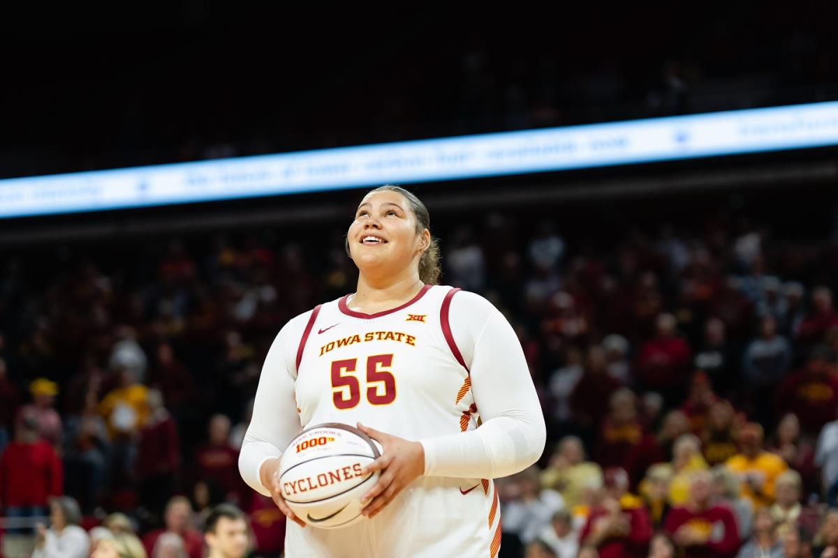 Odi Kruks u dresu koledža Ajova