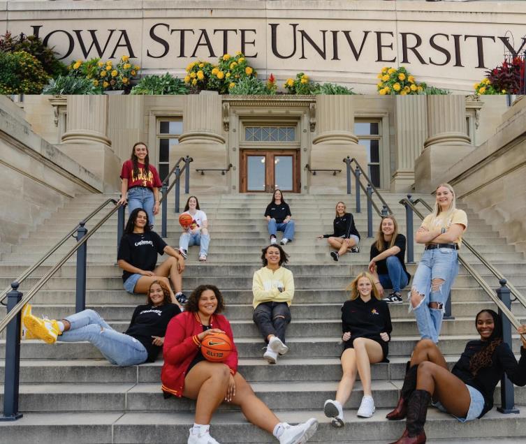 Odi Kruks sa koleginicama na koledžu Ajova