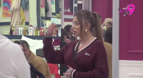 ZBOG MINE VRBAŠKI I SOFIJE JANJIĆIJEVIĆ PREKINUTA EMISIJA Ušle u žestok klinč, kočnice totalno popustile, pa jedna drugoj sasule sve u lice!