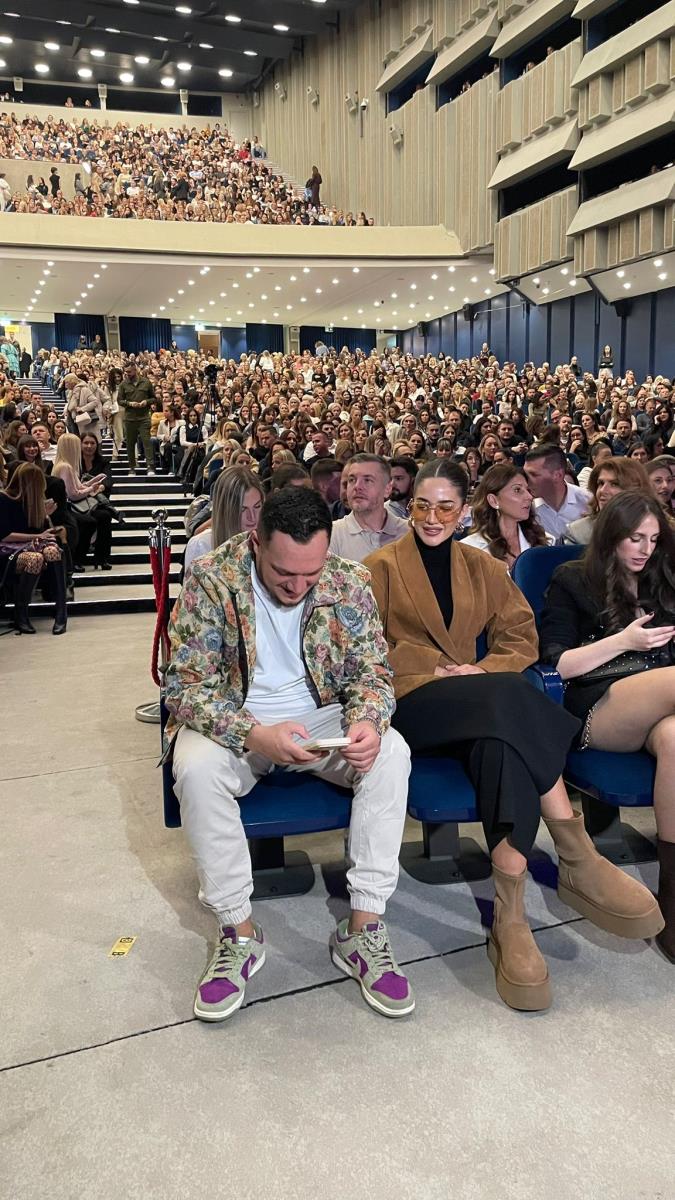 SKANDALOZNO PONAŠANJE ANĐELE ĐURIČIĆ NA KONCERTU! Bežala od medija, a Gastoz crveneo i izvinjavao se: Došli smo da raskinemo...