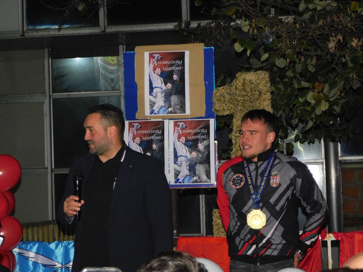 LOZNICA - Doneli zlato.JPG