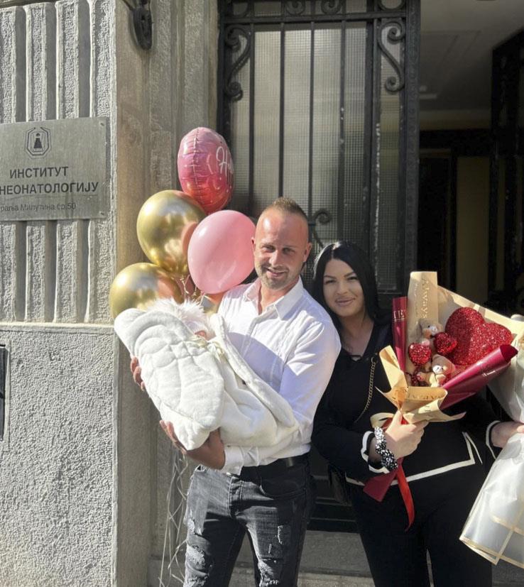 Kruna prevremeno rođena beba sa roditeljima
