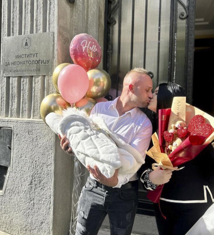 Kruna prevremeno rođena beba sa roditeljima