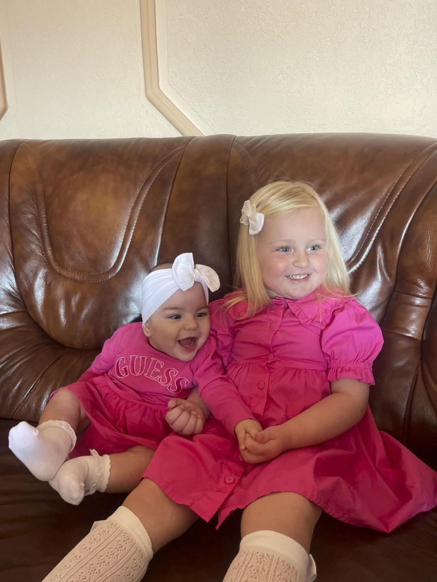 Kruna prevremeno rođena beba sa sestrom