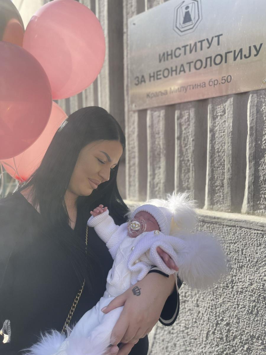 Kruna prevremeno rođena beba sa majkom
