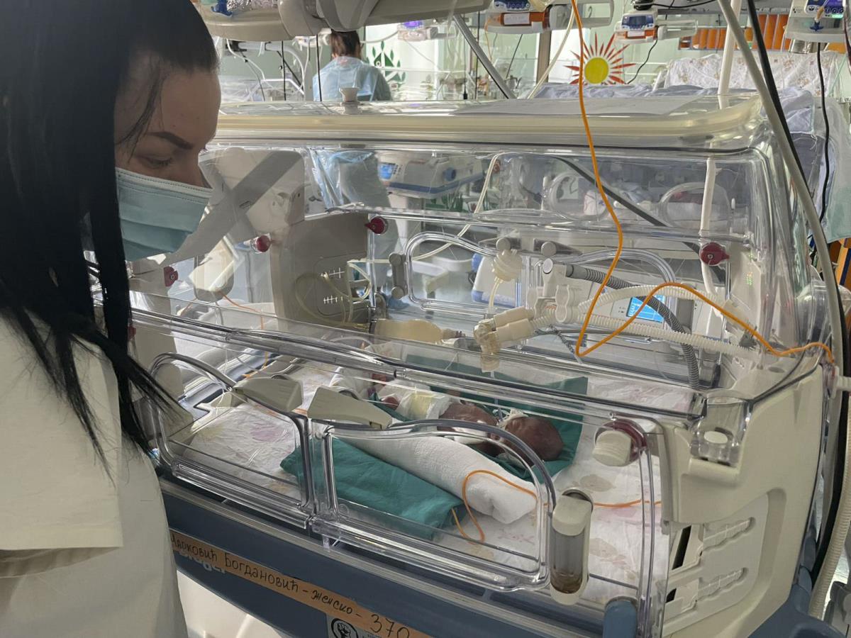 Kruna prevremeno rođena beba u inkubatoru