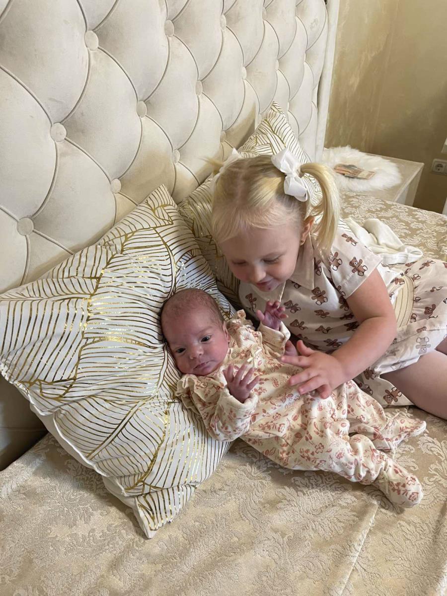 Kruna prevremeno rođena beba sa sestrom