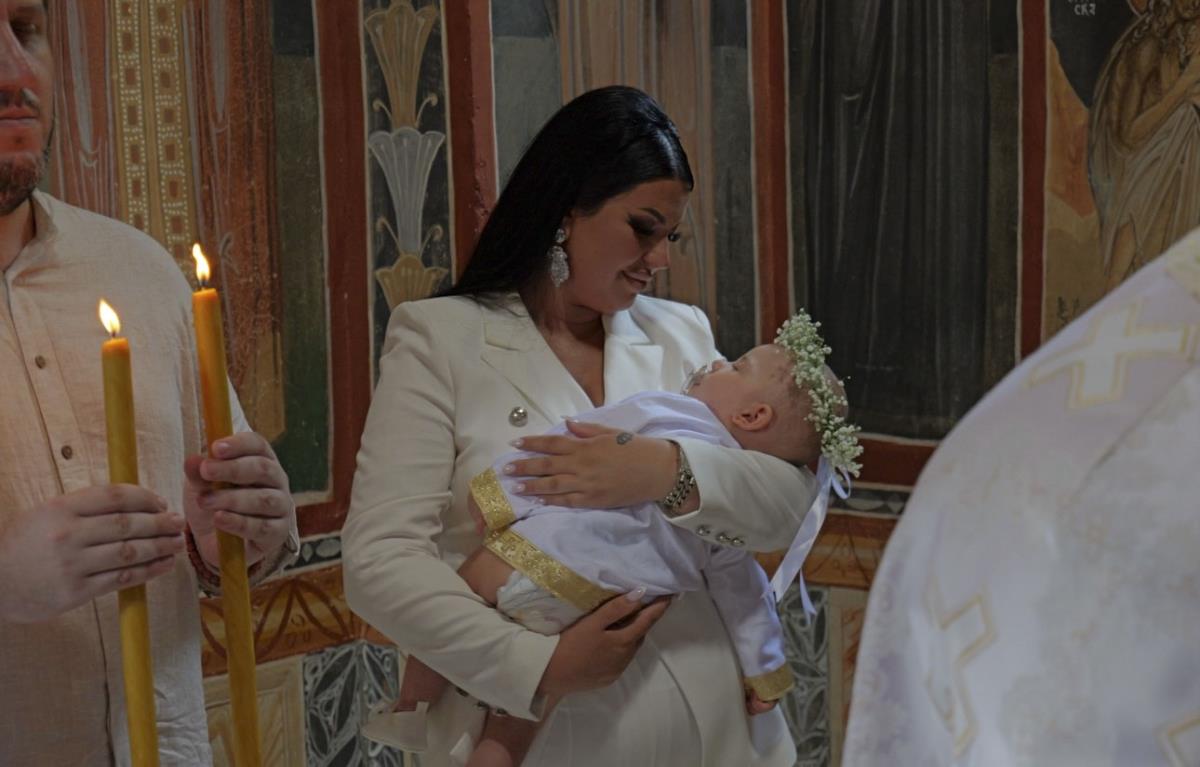 Kruna prevremeno rođena beba na krštenju sa roditeljima