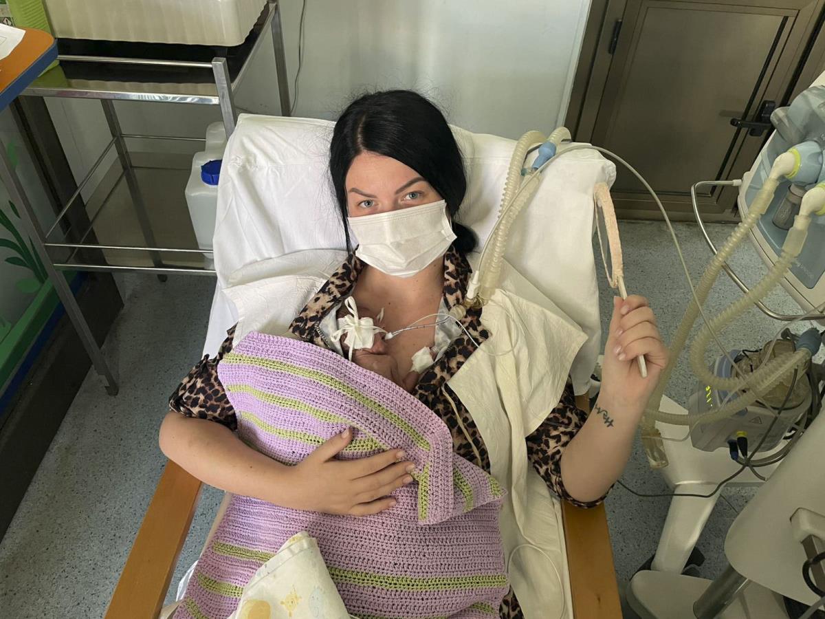 Kruna prevremeno rođena beba sa majkom