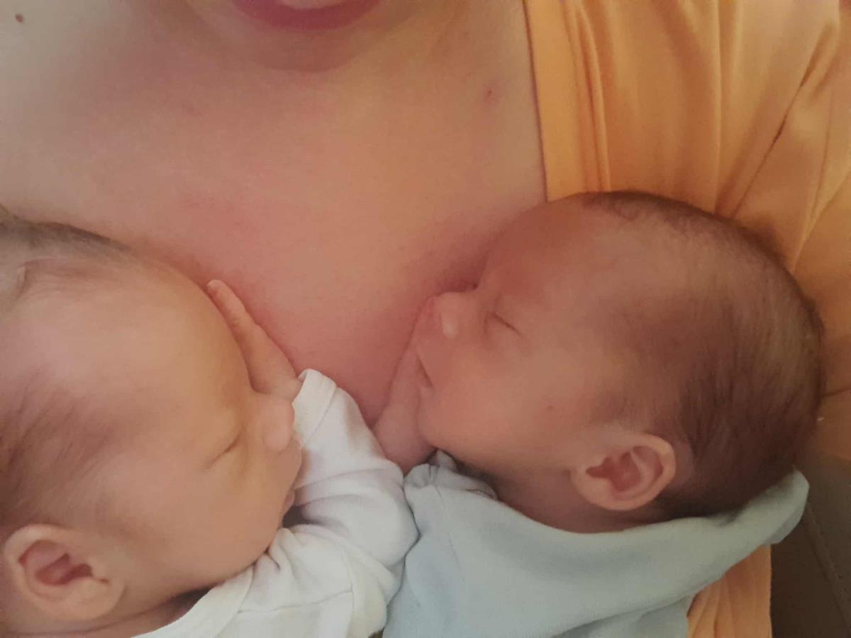 Suzana Mitrović sa blizancima (4).jpg