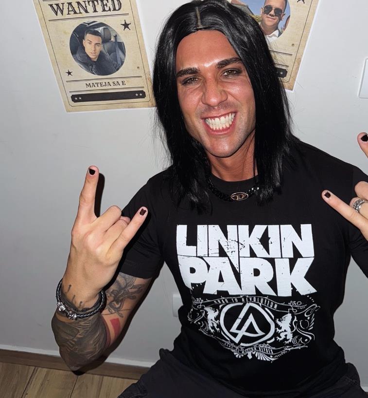 VAŽIO ZA NAJVEĆEG ZAVODNIKA U ZADRUZI, IMAO VRUĆE AFERE, A SAD SE SVI PITAJU ŠTA MU SE DESILO: Duga crna kosa, nalakirani nokti, krejon i senka oko očiju...