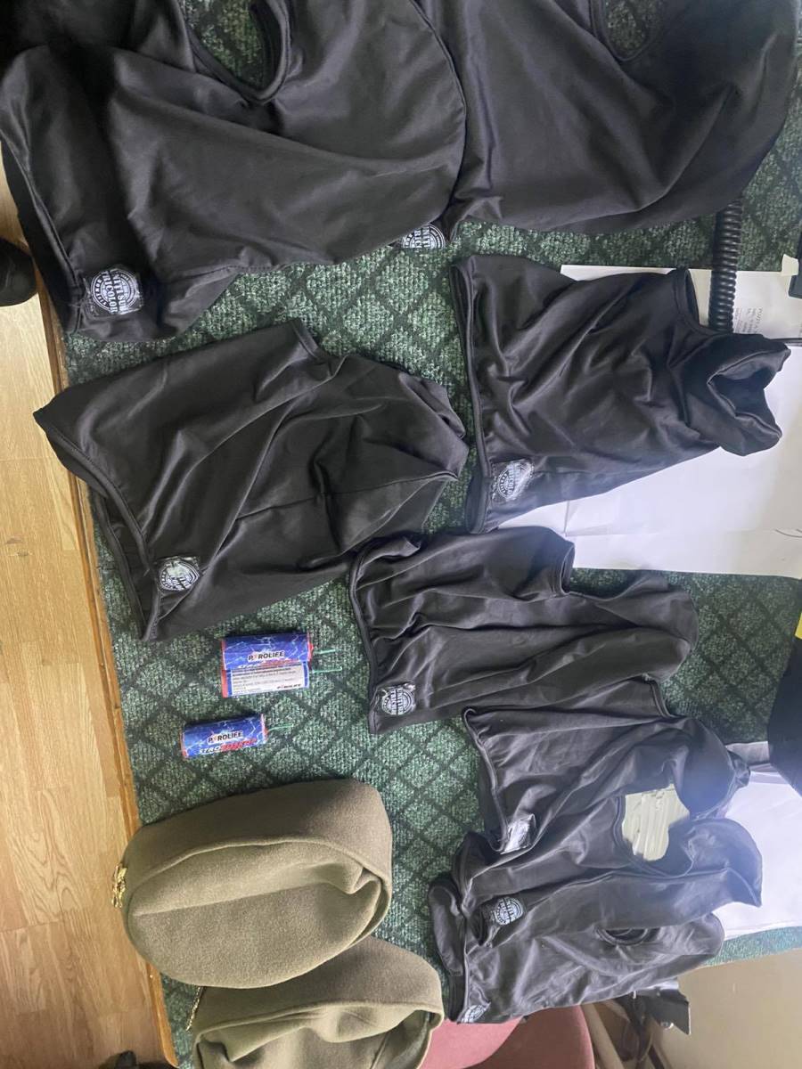 Navijači Rumunije, šajkače, kokarde