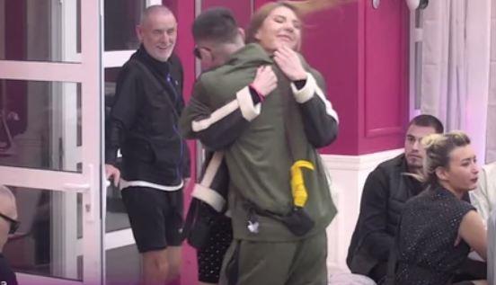 HANA UŠLA U ELITU 9! Nerio joj se bacio u zagrljaj i ne ispušta je! Aneli se skamenila kad se pojavila na vratima: Još jedan dušmanin (FOTO/VIDEO)