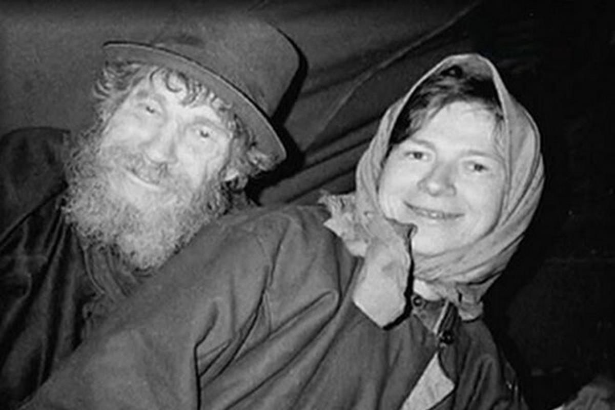 Agafja Likova sa ocem Karpom tokom 1980ih