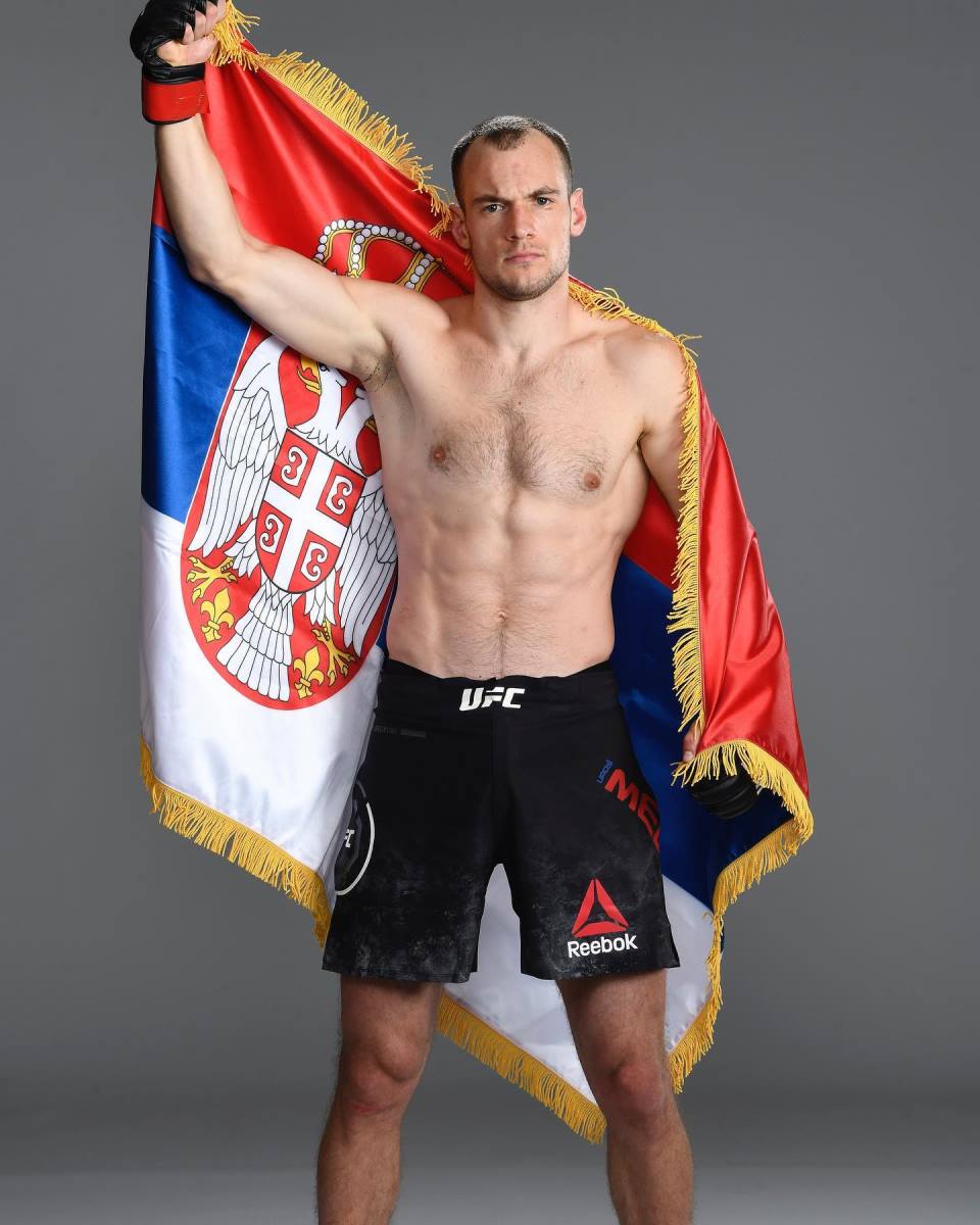 Uroš Medić sa srpskom zastavom