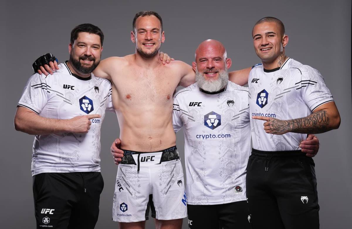 UUroš Medić srpski borac u UFC sa svojim timom