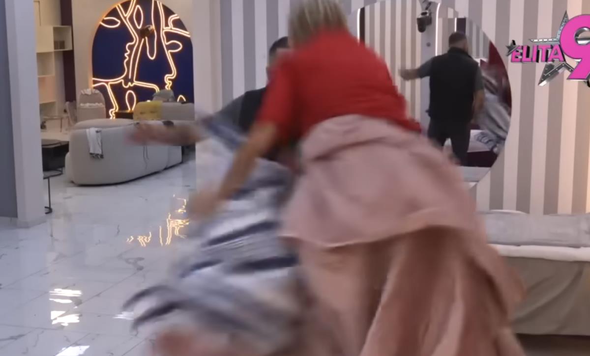 ASMIN NASRNUO NA CIMERA TOKOM REKLAMA, OBEZBEĐENJE ULETELO U KUĆU Uneo mu se u facu i zapretio, svi u šoku