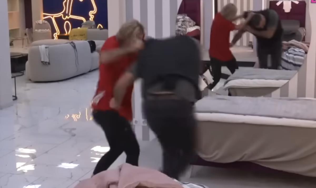 ASMIN NASRNUO NA CIMERA TOKOM REKLAMA, OBEZBEĐENJE ULETELO U KUĆU Uneo mu se u facu i zapretio, svi u šoku