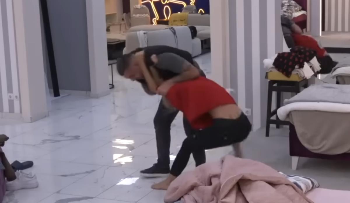 ASMIN NASRNUO NA CIMERA TOKOM REKLAMA, OBEZBEĐENJE ULETELO U KUĆU Uneo mu se u facu i zapretio, svi u šoku