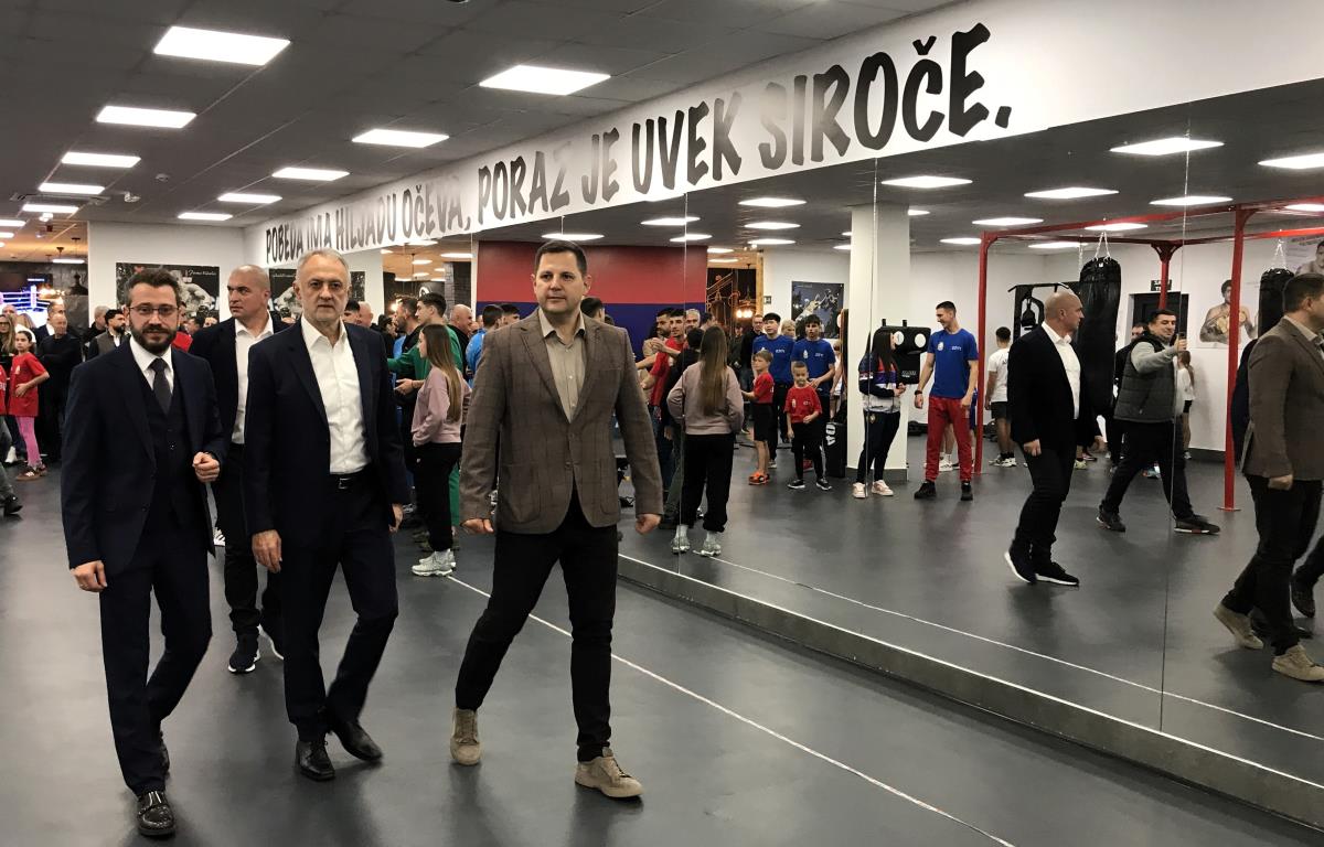 LOZNICA - Prvi od tri ovakva centra.JPG