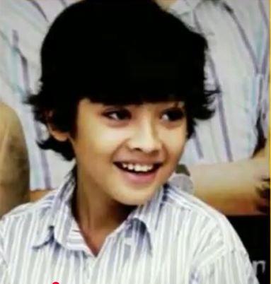 Ajnan Selest Koli nasmejan u košulji na pruge.jpg