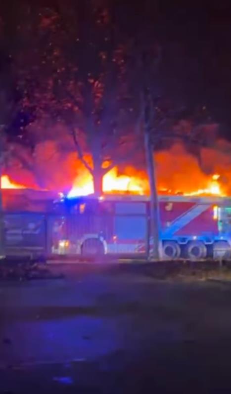 IZGOREO DO TEMELJA KLUB RADETA LAZIĆA U BEČU: Očajno gledao kako mu sve odlazi u pepeo i garež - 88 vatrogasaca se borilo sa vatrenom stihijom! Jezivi snimci