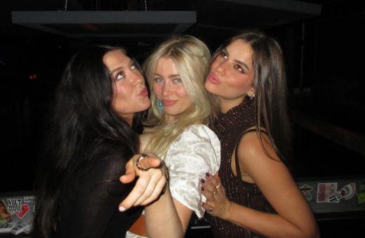 Klementina Von sa drugaricama u izlasku.jpg