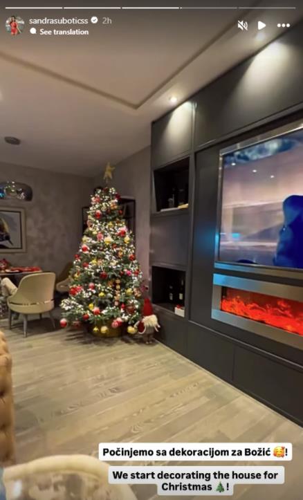 Aleksandra Subotić ukrasila okitila jelku