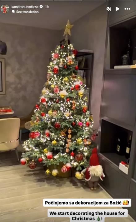 Aleksandra Subotić ukrasila okitila jelku