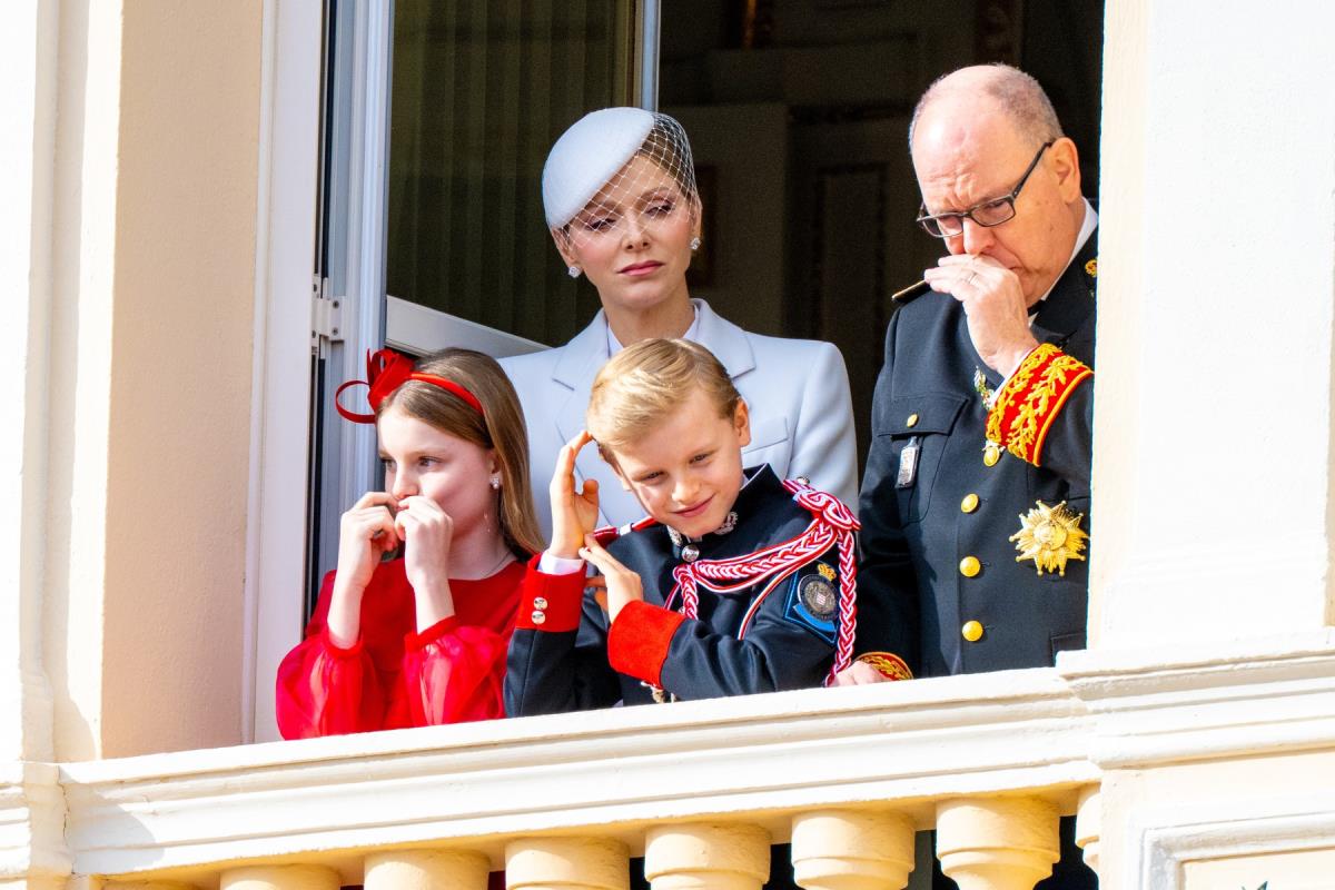 Princ Albert, princeza Šarlin i blizanci Žak i Gabrijela na balkonu Kneževske palate tokom Nacionalnog dana Monaka