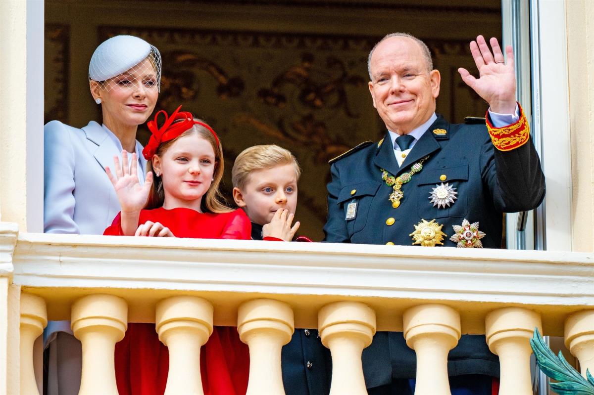 Princ Albert, princeza Šarlin i blizanci Žak i Gabrijela na balkonu Kneževske palate tokom Nacionalnog dana Monaka