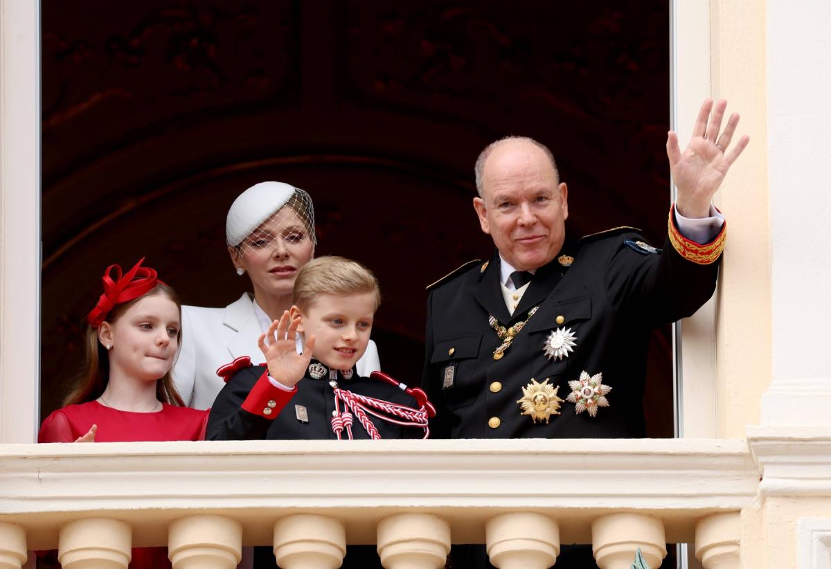 Princ Albert, princeza Šarlin i blizanci Žak i Gabrijela na balkonu Kneževske palate tokom Nacionalnog dana Monaka