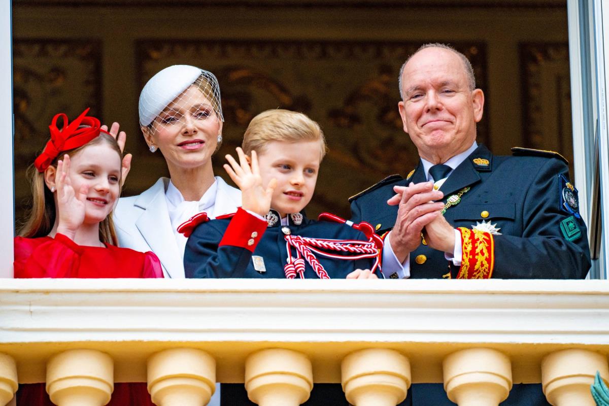 Princ Albert, princeza Šarlin i blizanci Žak i Gabrijela na balkonu Kneževske palate tokom Nacionalnog dana Monaka