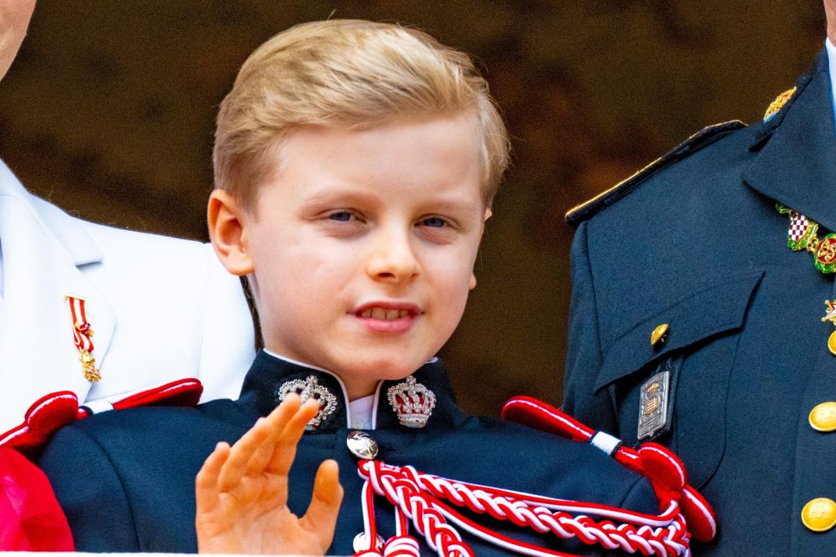 Princ Albert, princeza Šarlin i blizanci Žak i Gabrijela na balkonu Kneževske palate tokom Nacionalnog dana Monaka