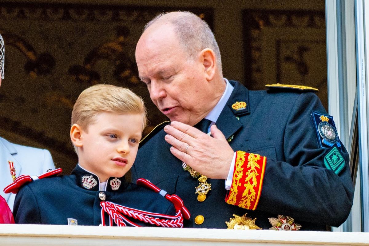 Princ Albert, princeza Šarlin i blizanci Žak i Gabrijela na balkonu Kneževske palate tokom Nacionalnog dana Monaka