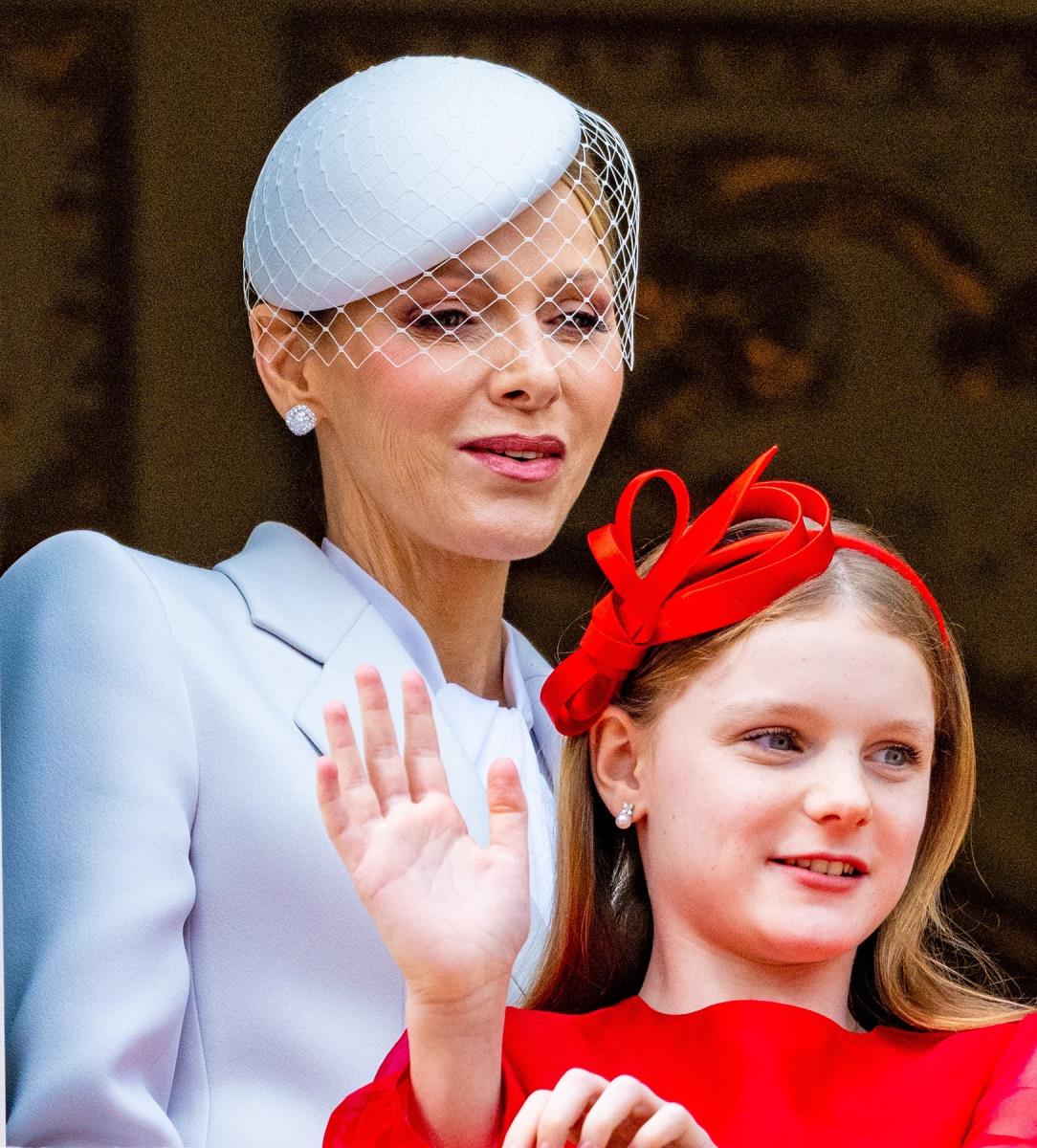 Princ Albert, princeza Šarlin i blizanci Žak i Gabrijela na balkonu Kneževske palate tokom Nacionalnog dana Monaka