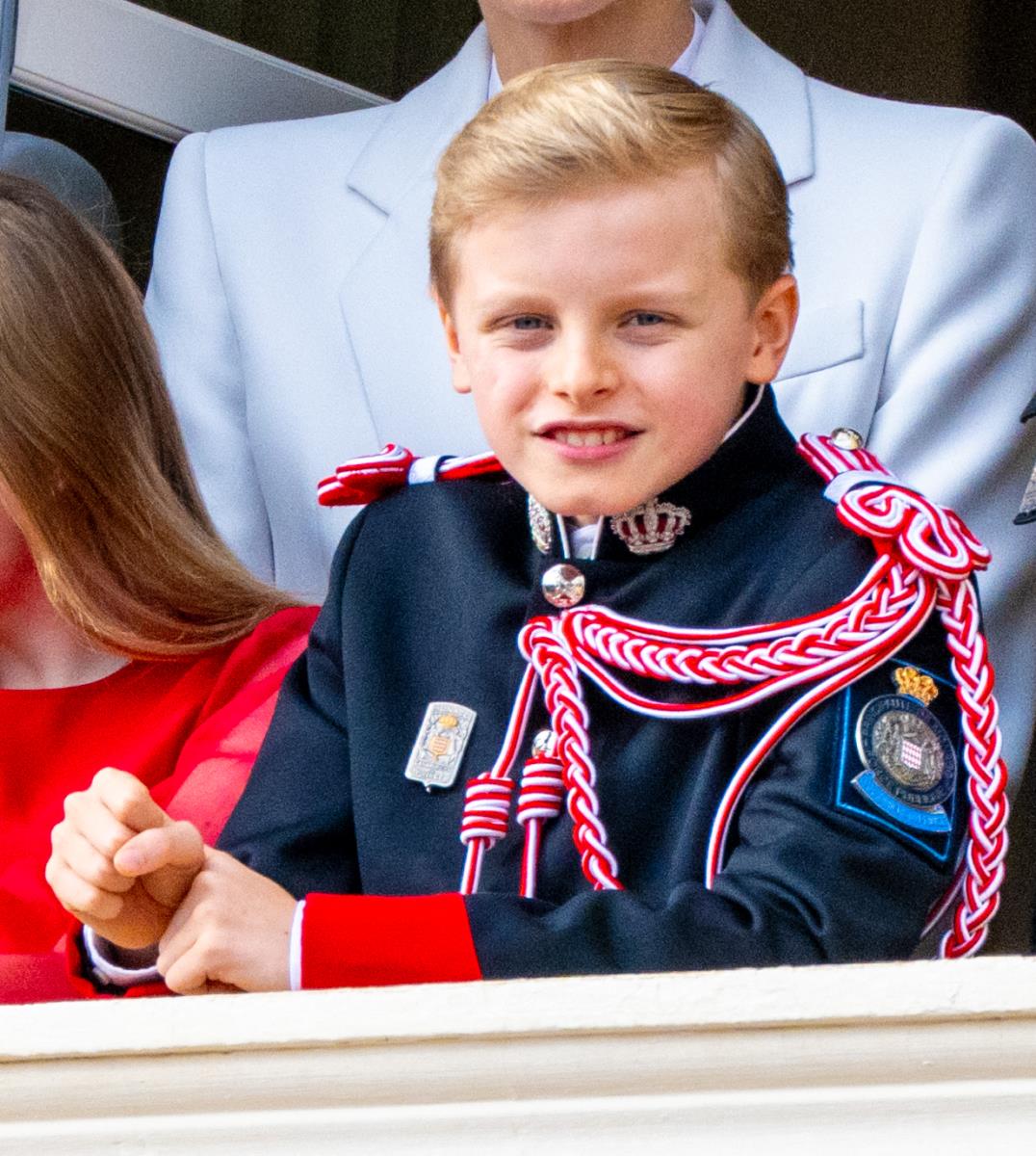 Princ Albert, princeza Šarlin i blizanci Žak i Gabrijela na balkonu Kneževske palate tokom Nacionalnog dana Monaka