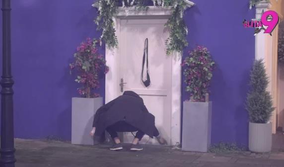 URNEBESNA SCENA Učesnica "Elite" isprepadana izletela iz prostorije: Krenula da vrišti, skočila do plafona od straha! (FOTO)