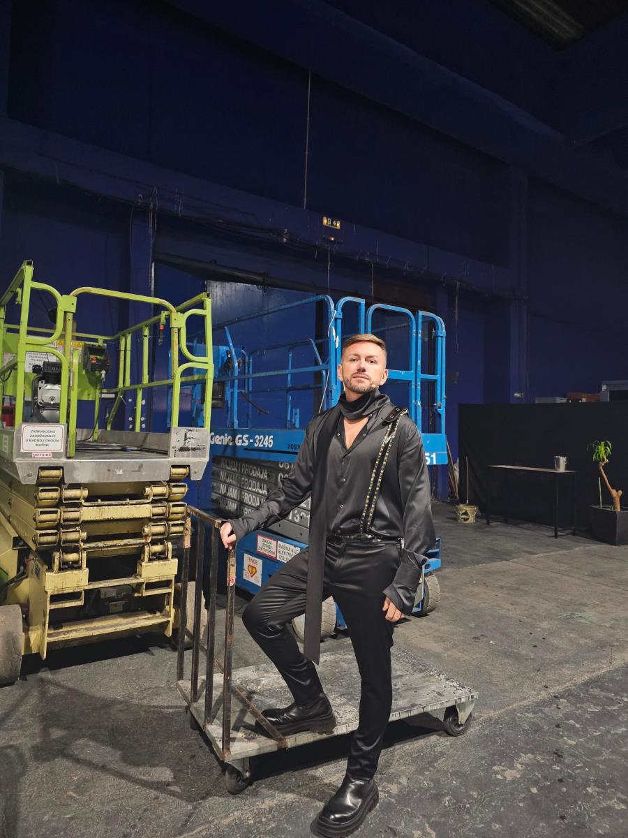 KADA MLADALAČKI SAN POSTANE JAVA: Ivan Gajić kao maneken otvorio i zatvorio modnu reviju rame uz rame sa kreatorkom Marijom Vitez (FOTO)